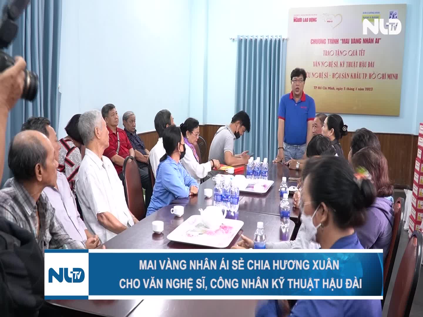 "Mai Vàng nhân ái" tặng quà Tết văn nghệ sĩ, công nhân kỹ thuật hậu đài