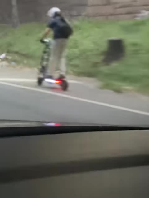 Chàng trai chạy scooter với tốc độ kinh ngạc trên cao tốc