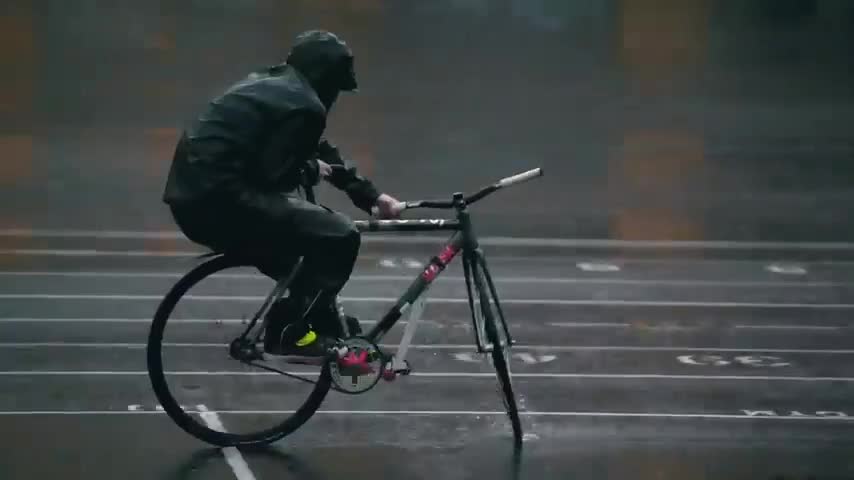 Làm thế nào để bạn nhìn thật 'nghệ' khi chạy xe trong mưa