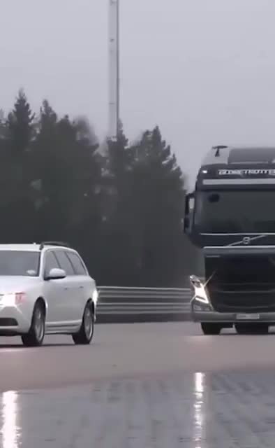 Thót tim xem cảnh xe tải Volvo 40 tấn thử phanh tự động