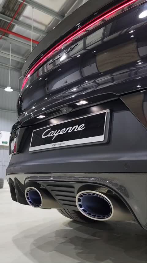 Nghe tiếng pô của Porsche Cayenne Turbo GT tại Việt Nam: Được Akrapovic chế tạo, sẽ đổi màu khi gặp nhiệt độ cao