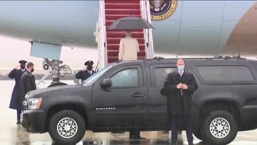 Tổng thống Biden bị vấp khi bước lên chuyên cơ Không lực Một