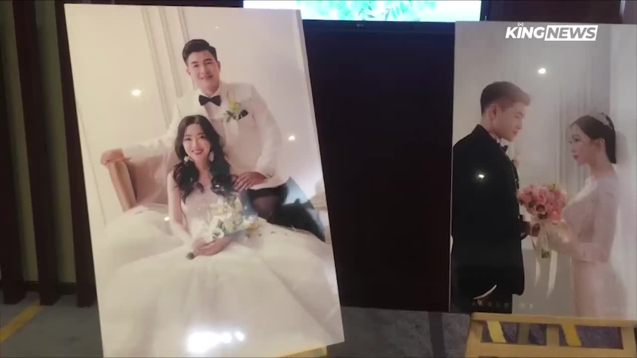 Đức Chinh cùng vợ thân mật chụp hình với dàn cầu thủ trong đám cưới