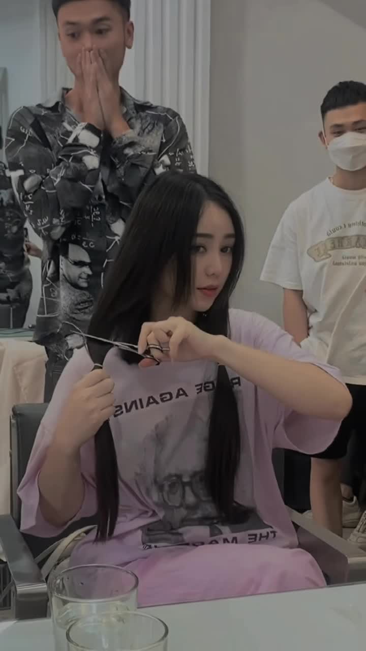 Quỳnh Kool tự cắt phăng mái tóc dài cho vai diễn mới (Video: TikTok Quỳnh Nguyễn)