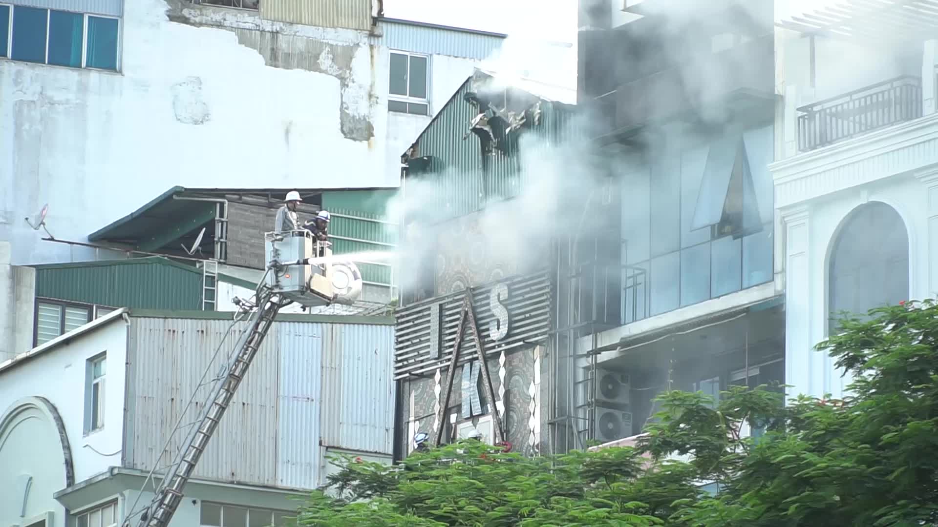 thumbnail - Clip: Toàn cảnh vụ cháy quán karaoke ở Hà Nội