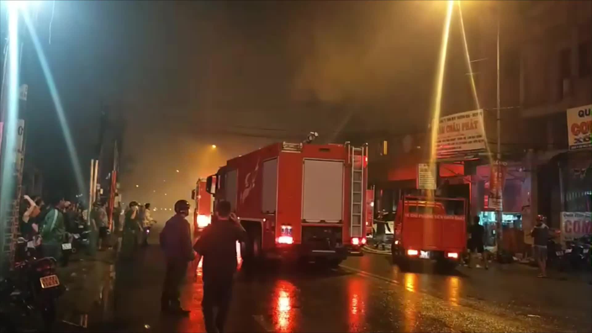 Quán karaoke ở Bình Dương bốc cháy, nhiều người nhảy lầu thoát thân 