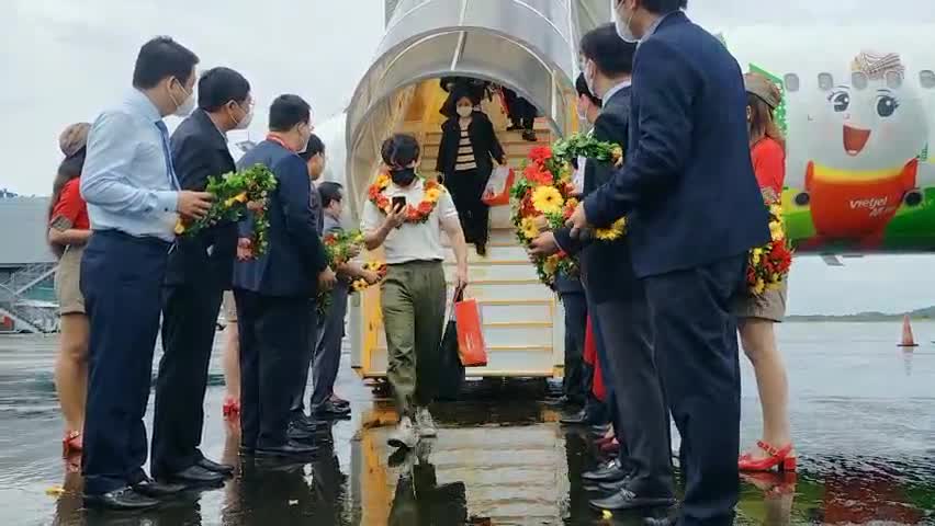 CLIP: Phú Quốc đón đoàn du khách quốc tế “hộ chiếu vắc-xin” đầu tiên - Ảnh 2.