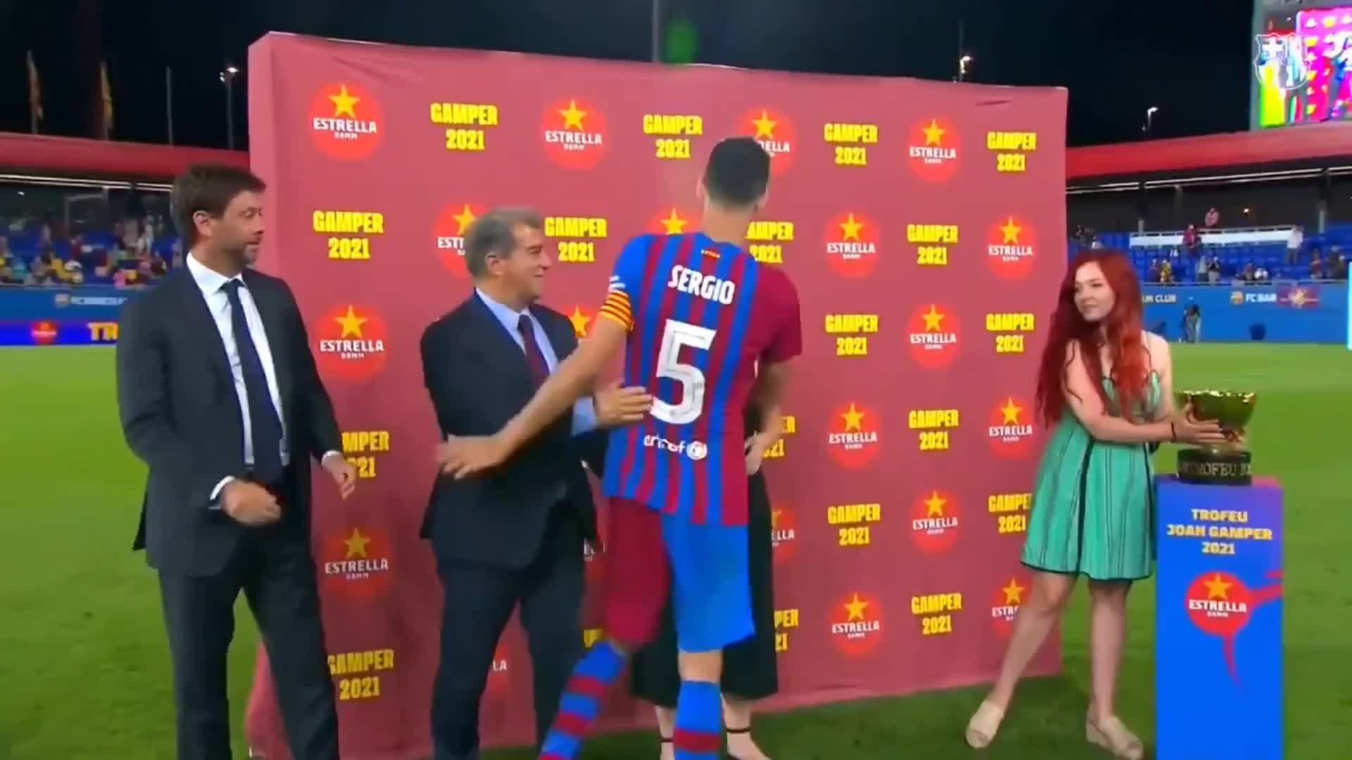 Màn nâng cúp Joan Gamper của Barca VIDEO CLIP | soha.vn