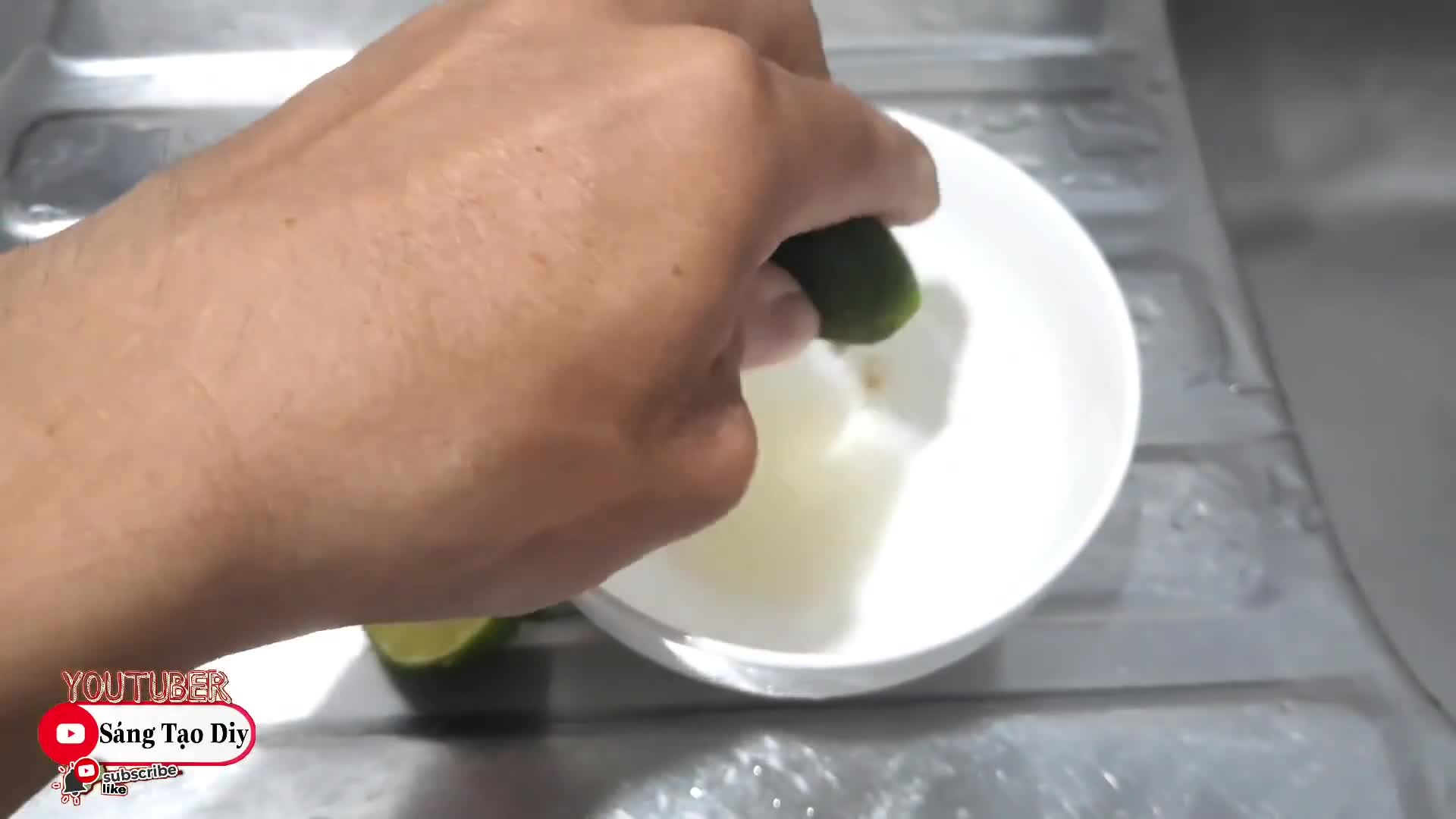 thumbnail - Người dùng làm sạch vòi nước bằng dung dịch nước chanh kết hợp cùng kem đánh răng và nước rửa bát. (Video: Youtube Sáng tạo DYI)