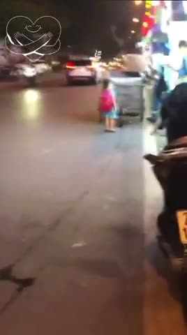 thumbnail - Clip bé gái 4 tuổi lẽo đẽo theo người bố lao công đi gom rác ở Hà Nội gây xúc động