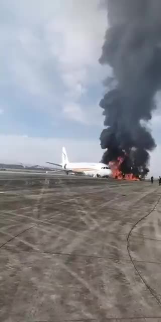 thumbnail - Máy bay Trung Quốc bốc cháy trên đường băng