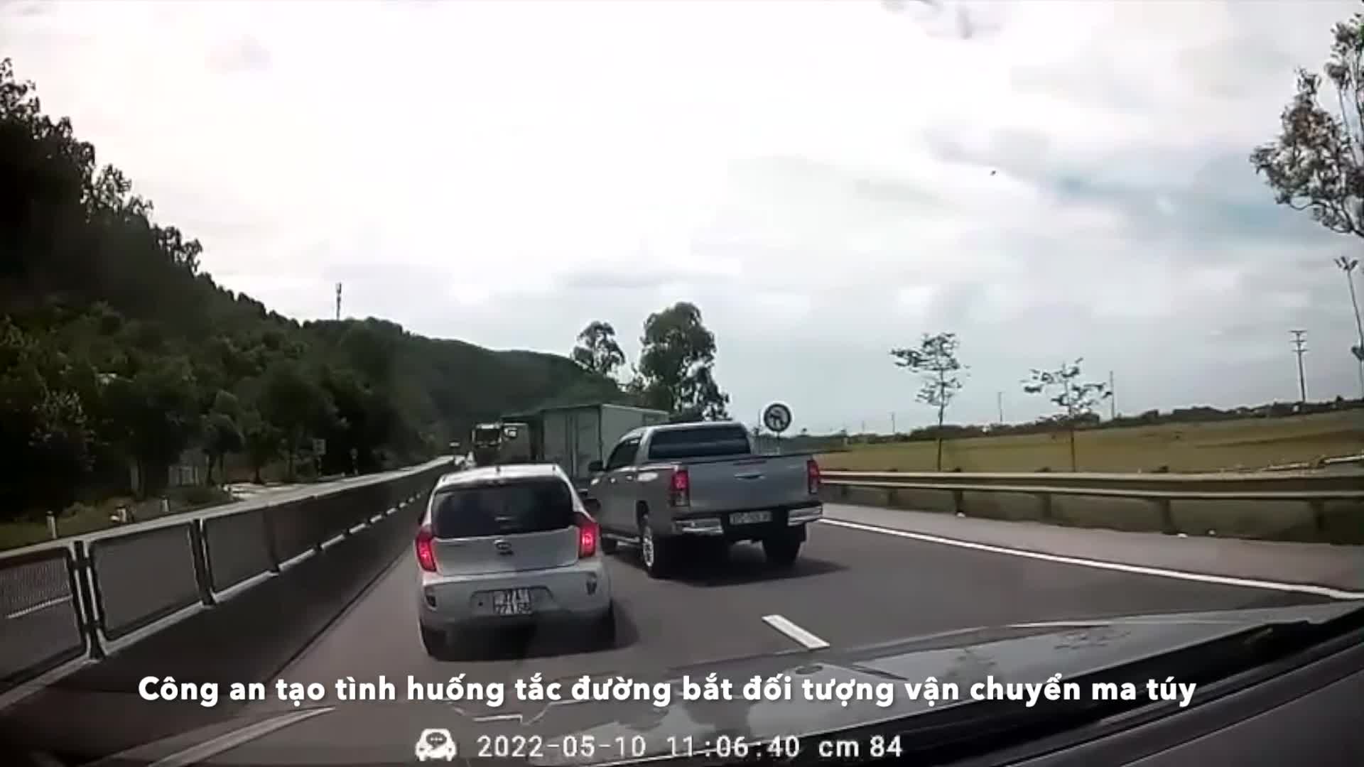 thumbnail - Video cơ quan chức năng tạo tình huống tắc đường, vây bắt chiếc xe ô tô con vận chuyển 5kg ma túy đá ở Hà Tĩnh