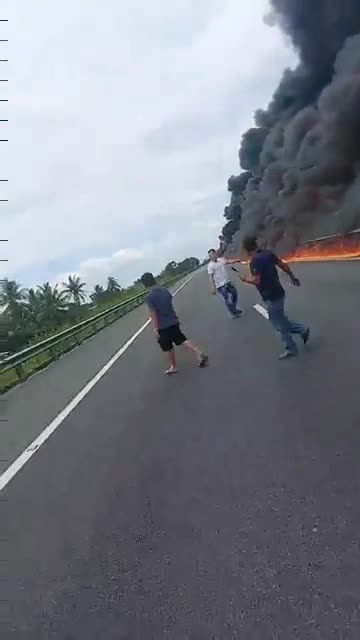 thumbnail - Cháy ô tô chở nhớt trên cao tốc Trung Lương