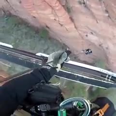 thumbnail - Người leo núi bị ngã từ trên cao phải bám vào vách núi để thoát nạn