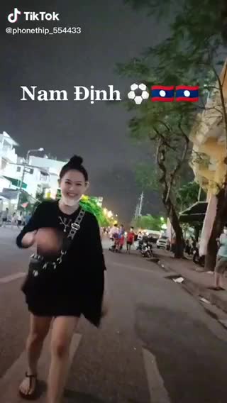 thumbnail - Thiếu nữ Lào hòa cùng hàng vạn CĐV đến sân Thiên Trường cổ vũ U26 Lào thi đấu tại SEA Games 31