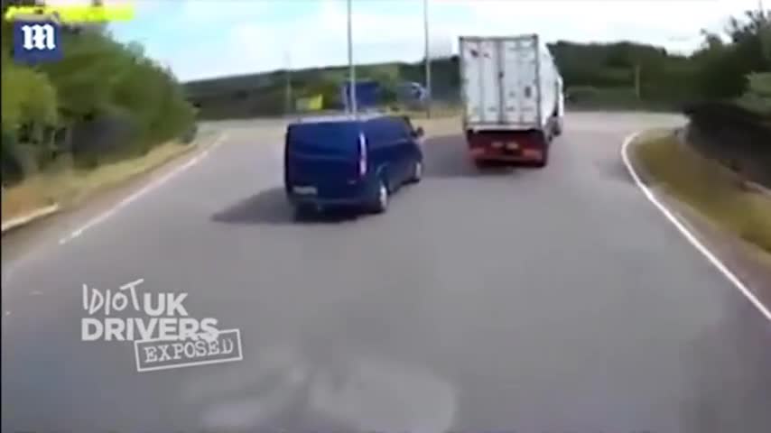 thumbnail - Clip: Kinh hoàng cảnh xe tải đang vào cua đè nát ô tô con