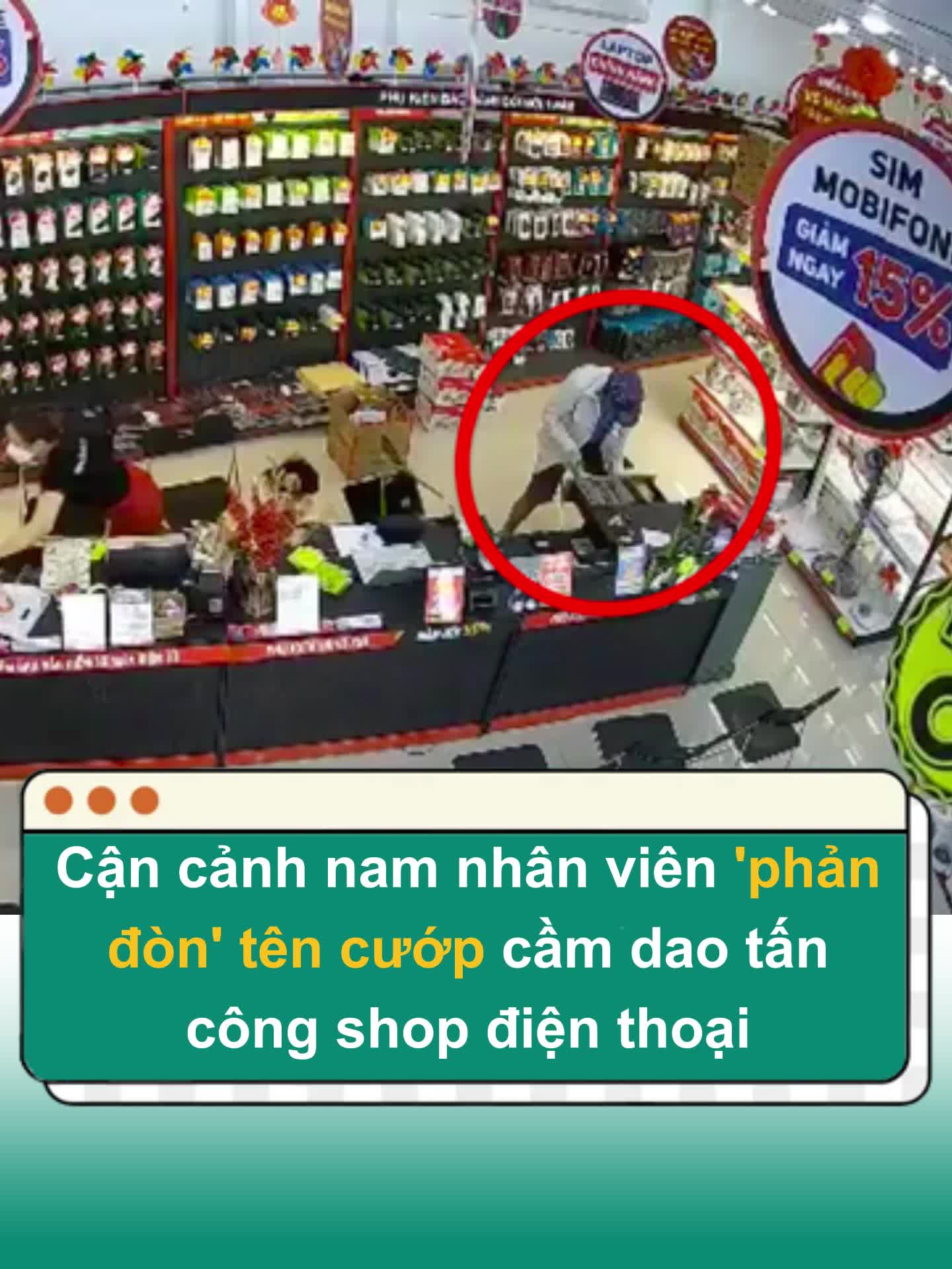 Cận cảnh nhân viên cửa hàng chống trả tên cướp cầm dao tấn công shop điện thoại