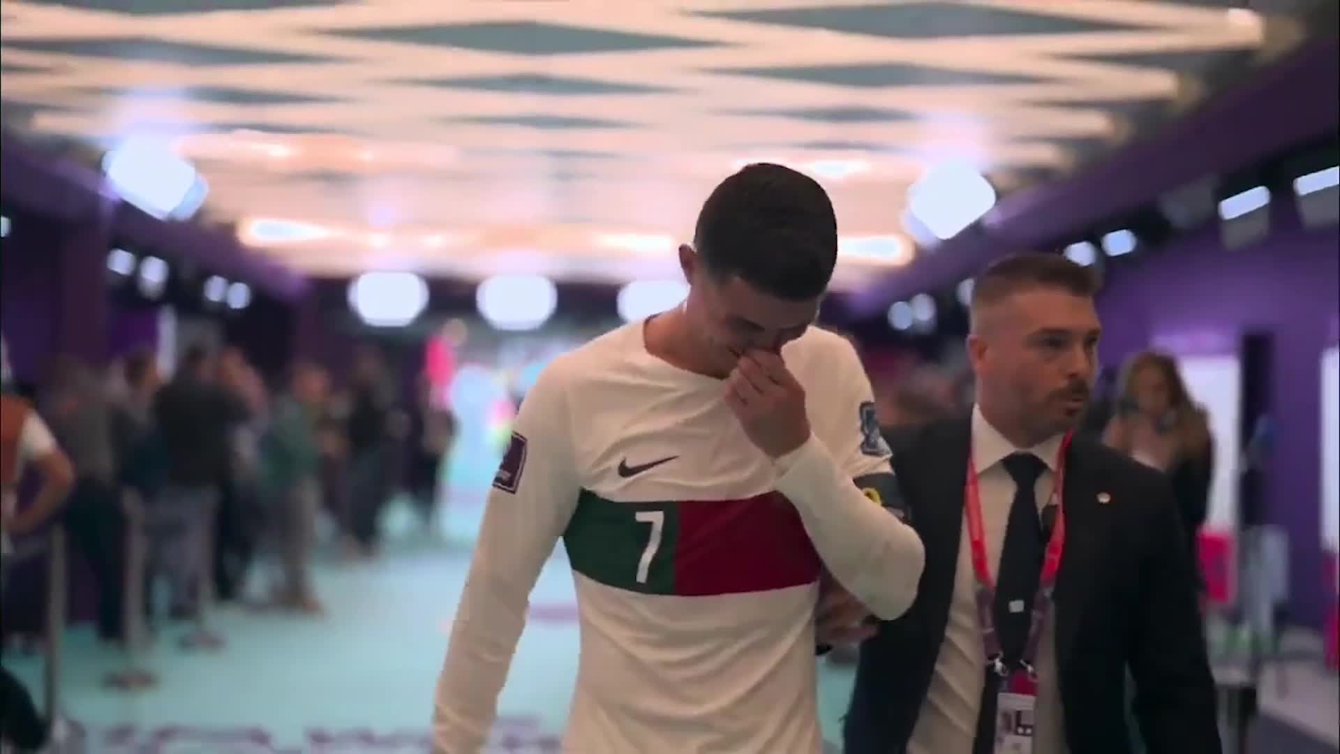 Ronaldo đã khóc trong đường hầm khi Bồ Đào Nha thất bại tại một giải đấu quan trọng. Bức ảnh này thể hiện sự cuồng nhiệt của chàng trai này với đội bóng quốc gia của mình. Hãy đến và xem ảnh Ronaldo trong khoảnh khắc cảm xúc nhất này.