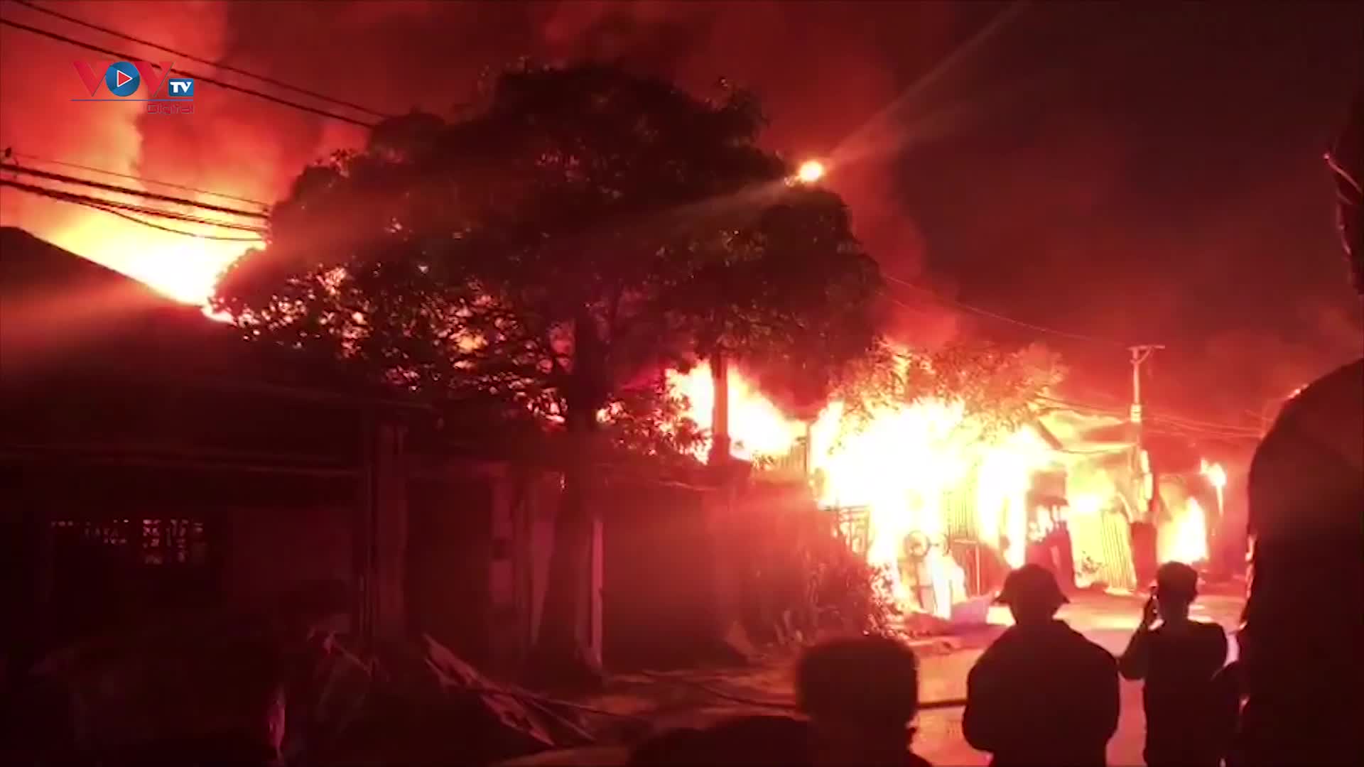Khu xưởng gỗ tại Nam Từ Liêm (Hà Nội) cháy rụi trong đêm