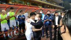 Bầu Hiển ôm chầm lấy Quang Hải trong ngày tiền vệ này đá trận cuối tại V.League mùa này (4/4/2022)