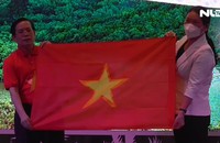 Báo Người Lao Động trao 10.000 cờ Tổ quốc cho ngư dân Bến Tre