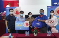 Báo Người Lao Động phối hợp MobiFone tặng gói cước Data miễn phí cho học sinh trường chuyên biệt