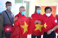 Báo Người Lao Động trao 10.000 lá cờ Tổ quốc cho ngư dân Phú Yên