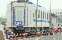 Đặt 3 toa đoàn tàu metro số 2 lên đường ray depot Long Bình
