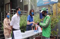 Báo Người Lao Động tặng khẩu trang, nước rửa tay cho người dân