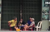 Vô tư tụ tập ăn uống, không đeo khẩu trang dù đang giãn cách xã hội