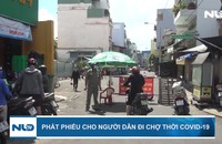 Phát phiếu cho người dân đi chợ thời Covid-19