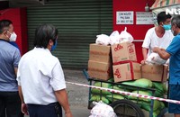 Thực phẩm miễn phí hỗ trợ hàng chục ngàn hộ dân bị phong tỏa ở Bình Thạnh và quận 7