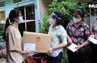 Lãnh đạo TP HCM tận tay trao tiền, quà cho các hộ dân ảnh hưởng dịch