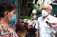 Lãnh đạo Thành ủy TP HCM thăm, tặng quà người dân khó khăn ở quận 3