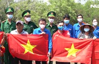 Trao 1.050 lá cờ Tổ quốc và trồng cây gây rừng tại tỉnh Tiền Giang
