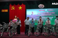 Báo Người Lao Động trao cờ Tổ quốc, học bổng tại Long An
