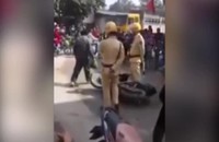 Người đàn ông cầm mũ cối đánh cảnh sát ở Nghệ An