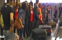 Bắt hai nhân viên sân bay ăn cắp điện thoại hành khách