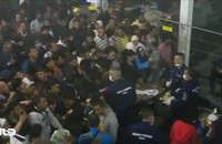 Video Hungary cho người tị nạn ăn như “thú nuôi” trong chuồng