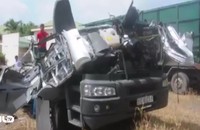 Xe đầu kéo đâm xe siêu cần cẩu, tài xế, phụ xế chết tại chỗ