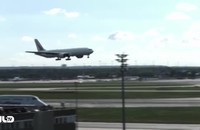 Clip: Cú hạ cánh cực kỳ ngoạn mục của Boeing 777 trên sân bay Đức