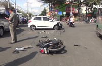 Vượt đèn đỏ, xe máy đâm kinh hoàng vào đầu ô tô