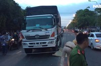 Cứu hộ nâng xe tải, đưa thi thể nữ công nhân ra ngoài