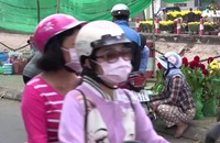 Tiểu thương miền Tây thà chở hoa kiểng về chứ không đổ bán tháo