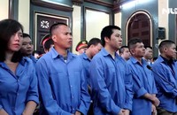 Băng rút ruột xăng dầu máy bay ra tòa