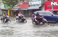 CSGT lội nước điều tiết giao thông