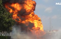 Xe bồn chở xăng cháy ngùn ngụt trên xa lộ Hà Nội