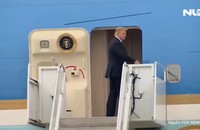 Tổng thống Trump lên máy bay về nước
