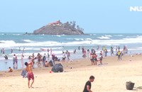 Khách du lịch đổ về Vũng Tàu tắm biển bất chấp lệnh cấm