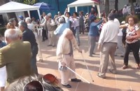 Cụ ông gây sốc với điệu nhảy cực sung